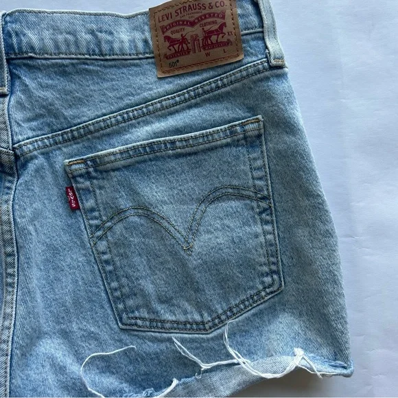 Levi’s 501 Light Wash High Waisted Button Fly Denim Jean Shorts Size 32 - Picture 3 of 7